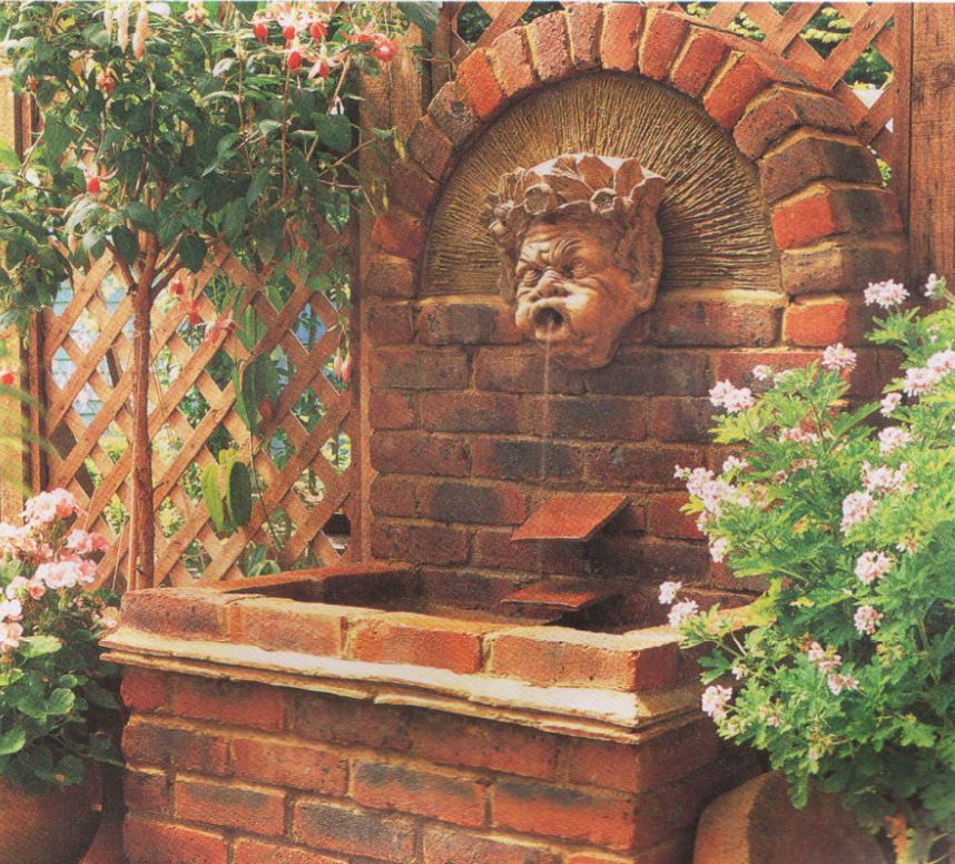 Садовый фонтан с маскароном